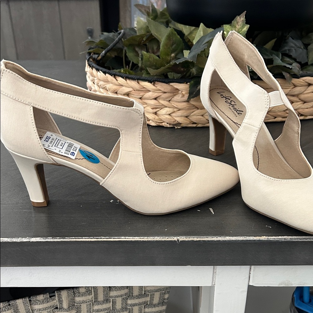 Arturo Chiang Beige Women's Heels